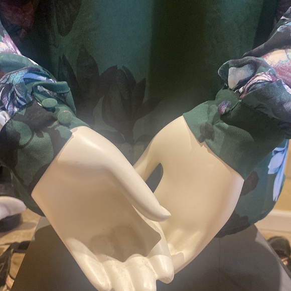 Hope and Harlow dark moody floral shear blouse - Picture 4 of 5